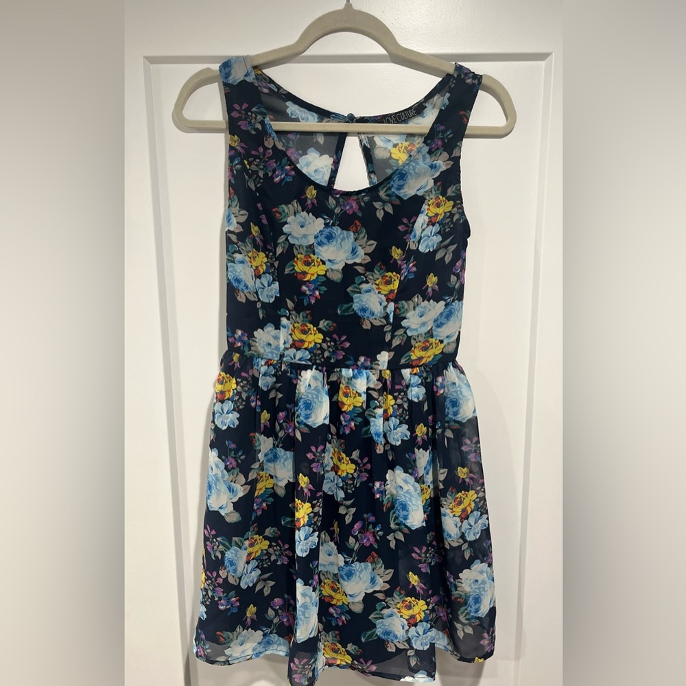 Sleeveless flowered dress with delicate open back
